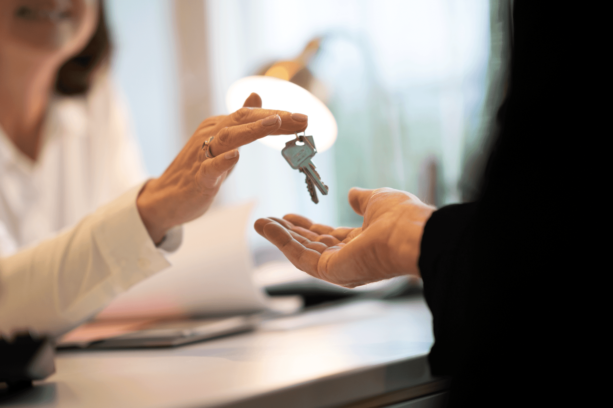 Schlüsselübergabe einer Immobilie an Pärchen