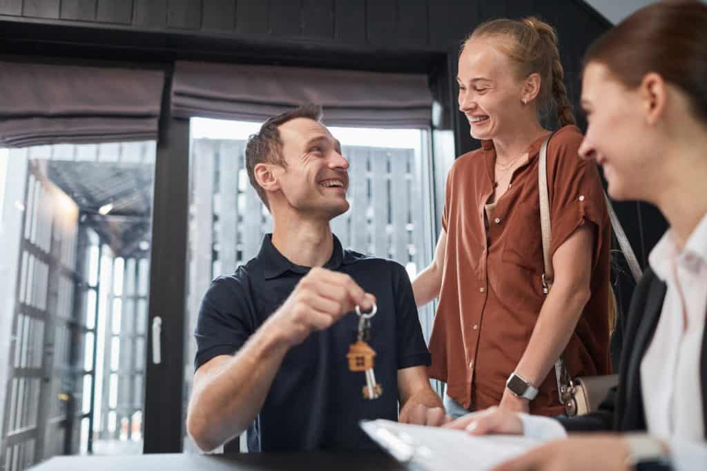 Gl&uuml;ckliche Kunden beim Kauf von einem Einfamilienhaus